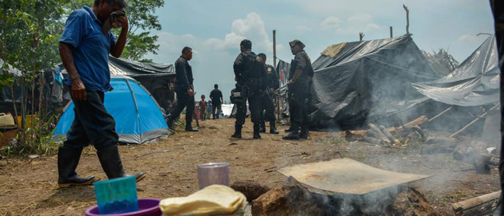 CIENTOS DE GUATEMALTECOS, EN FRONTERA CON MÉXICO ESPERANDO VOLVER A SU HOGAR