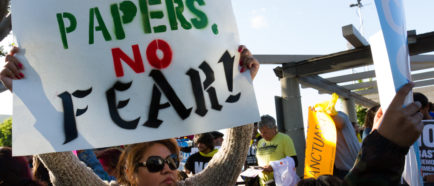 Cientos de personas salen a defender la Ley Santuario de California