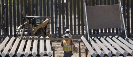 El Secretario de Seguridad Nacional de los EE. UU. visita la frontera entre México y los Estados Unidos