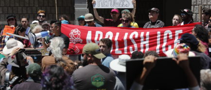 Protesta contra política de inmigración de Trump en centro de detención ICE en Richmond, California