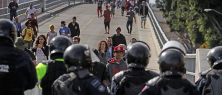 Migrantes centroamericanos marchan a garita fronteriza en Tijuana