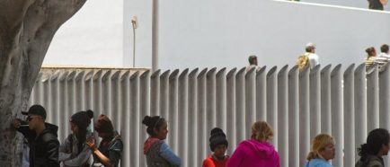 Inmigrantes esperan en garita