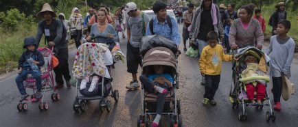 Migrantes retoman a pie Èxodo por Veracruz luego de que buses no llegaran